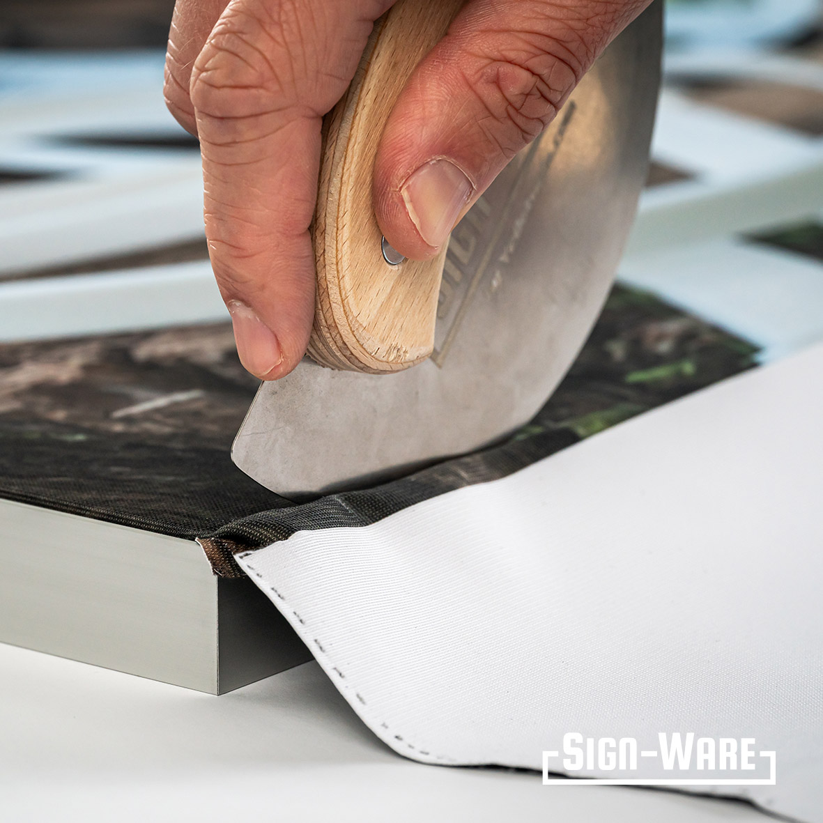 Yellotools EasyKeder Moon | light box squeegee | signmaking