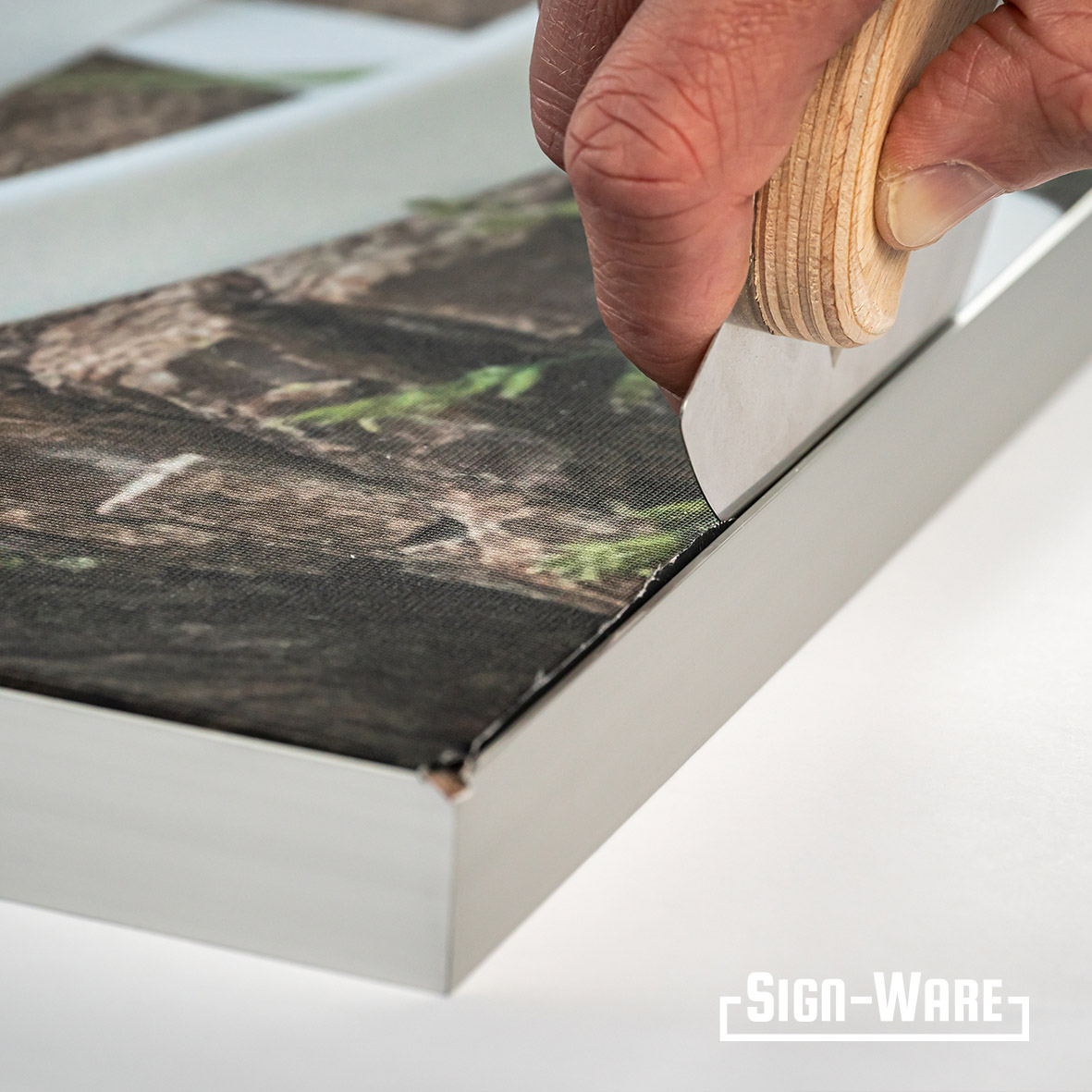 Yellotools EasyKeder Moon | Holz/Metallrakel für Leuchtkästen | Anwendung 1