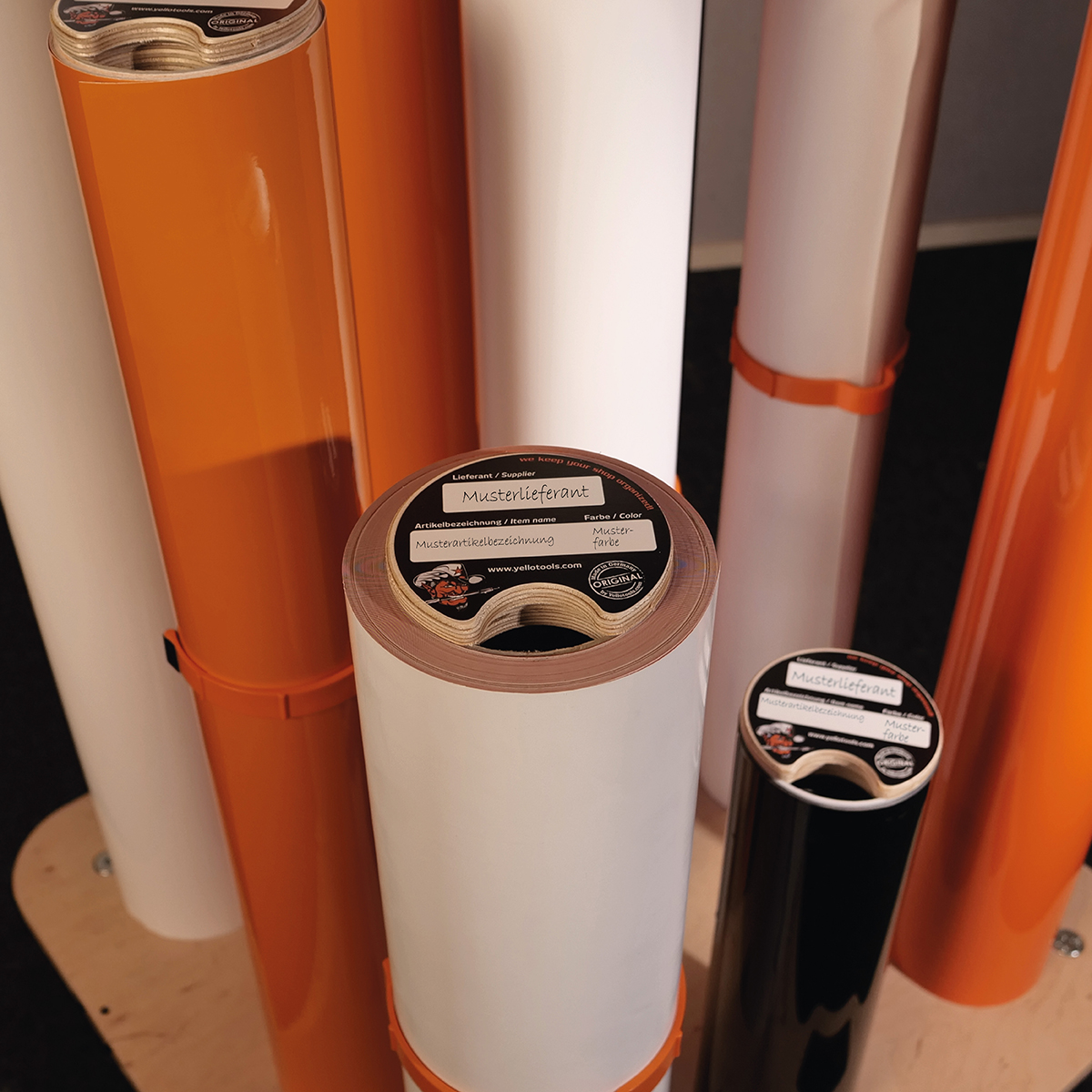 MediaLid Folienrollendeckel Vorderseite in einer Folienrolle vertikal gelagert mit Feldern für Lieferant und Artikelbezeichnung