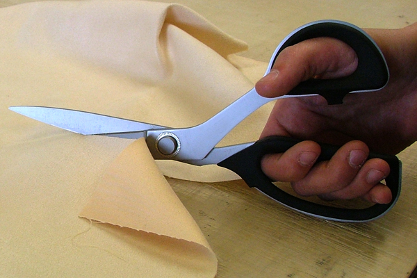 Yellotools YelloShear Pro | Smooth cuts with signmaking scissors