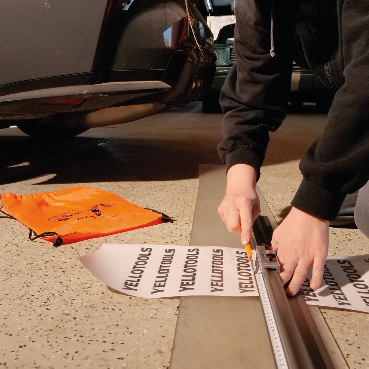 CuttingMat ToGo im Einsatz beim Folieren vor Ort für exakte und saubere Schnitte