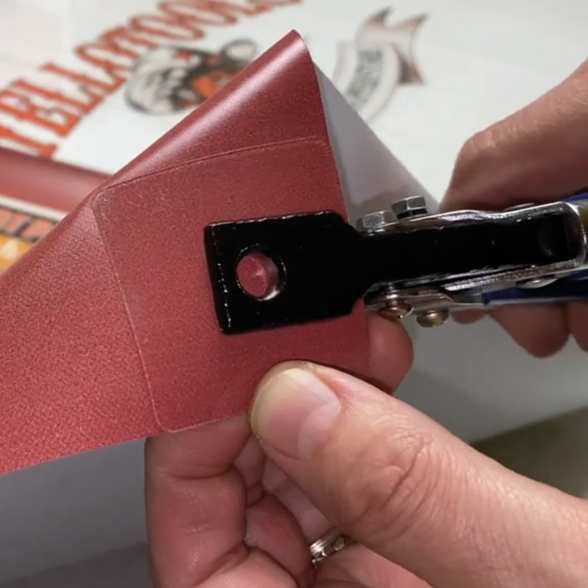 BannerPuncher | punch pliers for advertising banners