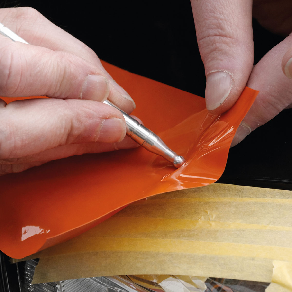 WrapGlobe im Einsatz beim Folieren von Ecken an Fahrzeugbauteilen