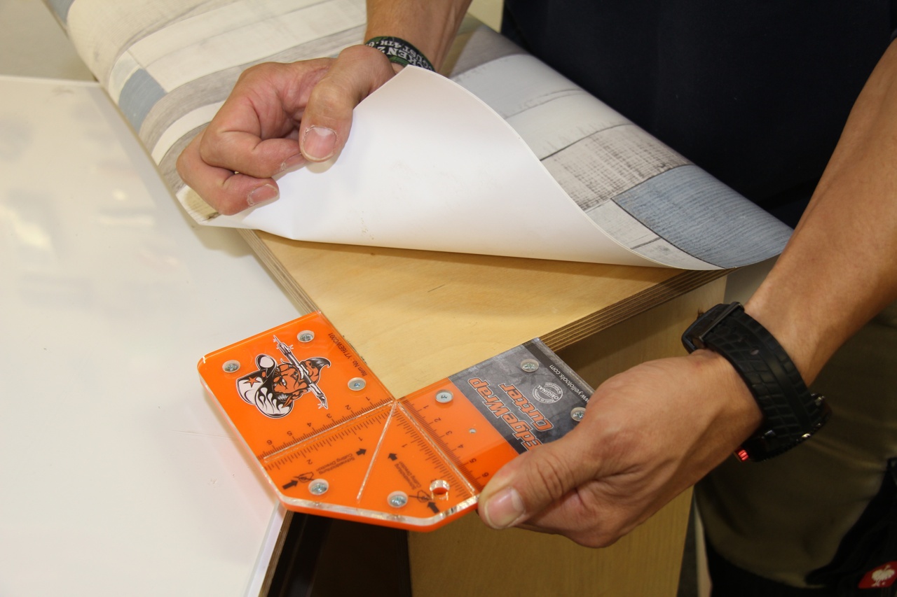 Yellotools EdgeWrap Cutter Anwendungsbild 1 Möbel folieren