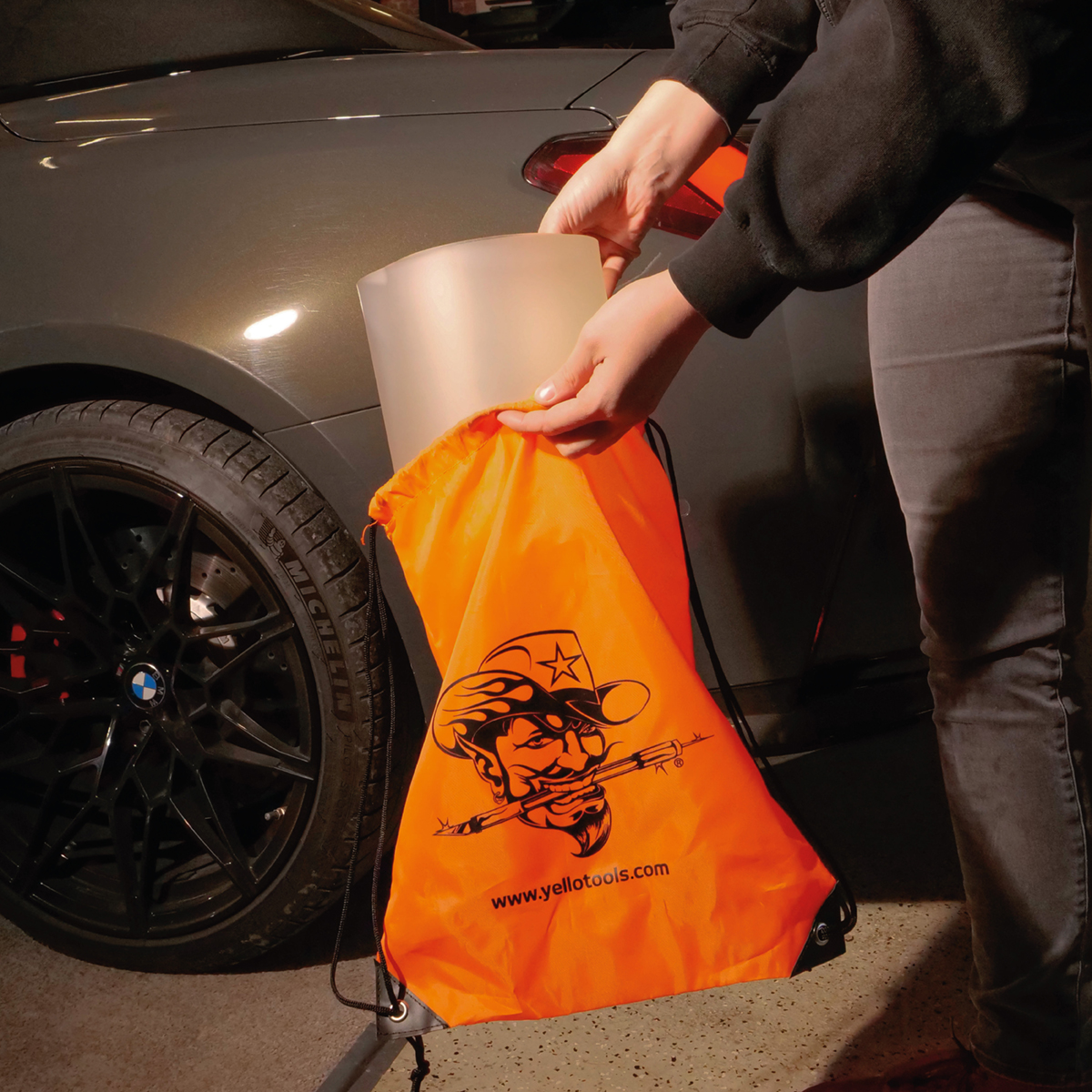 CuttingMat ToGo wird platzsparend im Rucksack verstaut für einfachen Transport