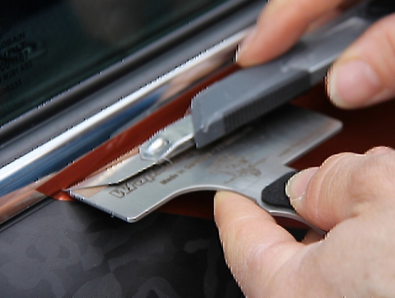 CarWrapping Spachtel WrapStraight Cut von Yellotools im Einsatz 1