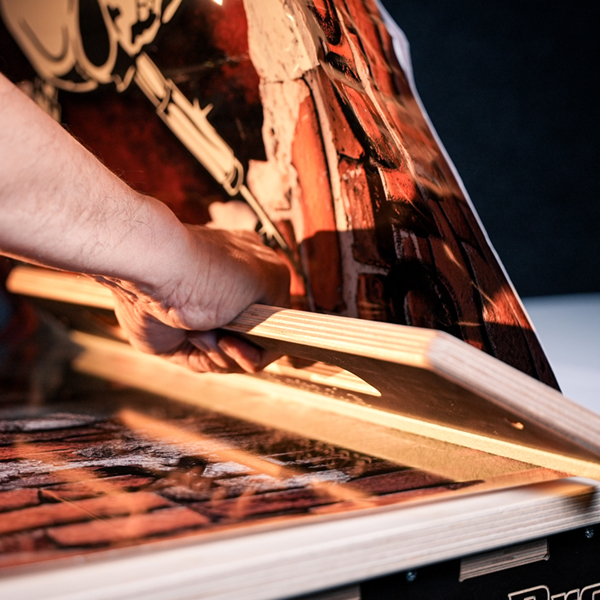 bubble-free adhesion on large surfaces