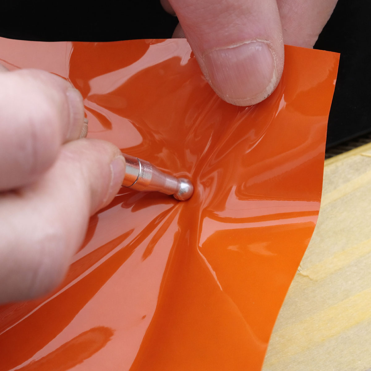 WrapGlobe im Einsatz beim Folieren von Ecken an Fahrzeugbauteilen