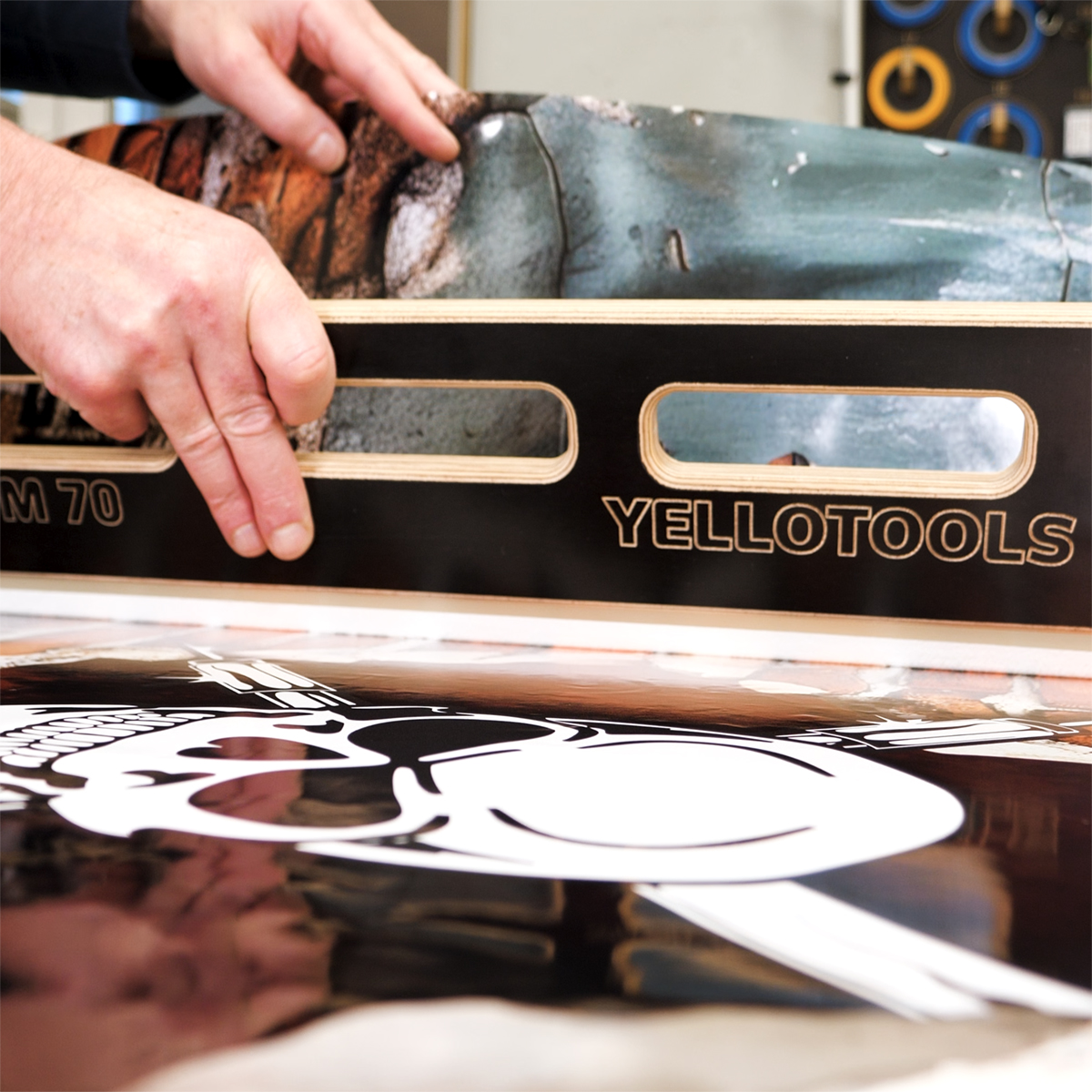 TimberMaxx LipMicro in Aktion Holzrakel mit Gummilippe