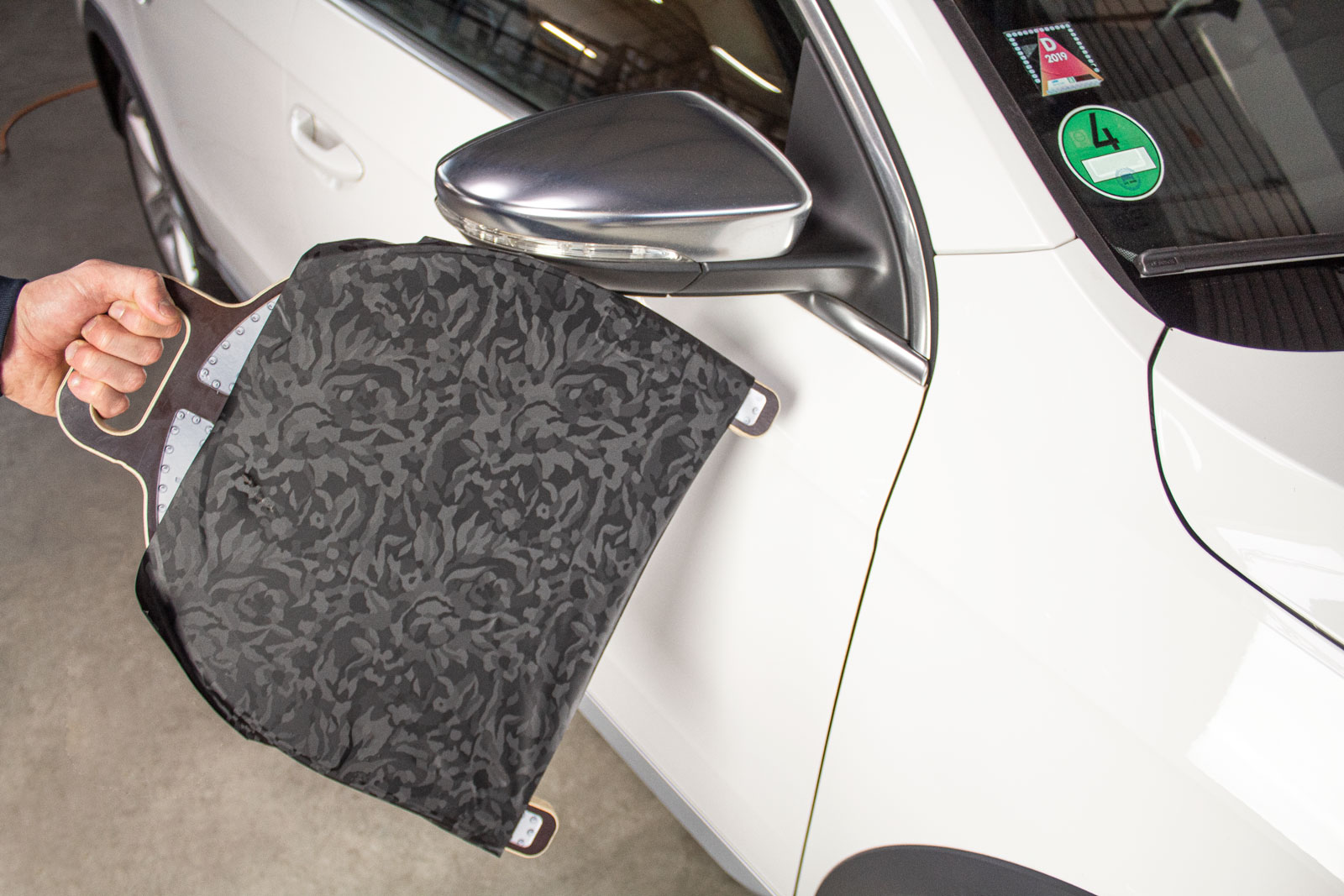 Yellotools Wrap-U-ezee Folierhilfe für Außenspiegel Anwendungsbild 1