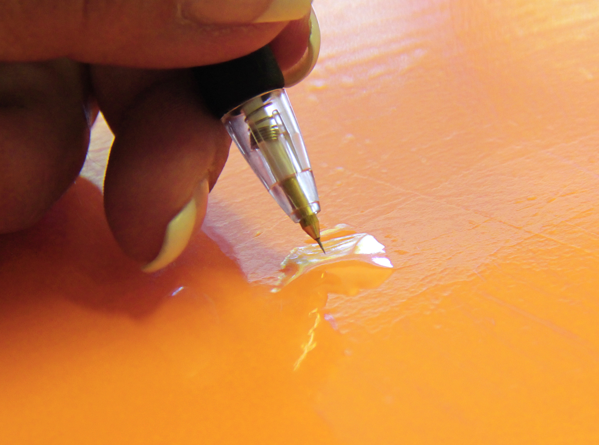 Yellotools YelloPen Mini Aufstechwerkzeug für Luftblasen in Aktion