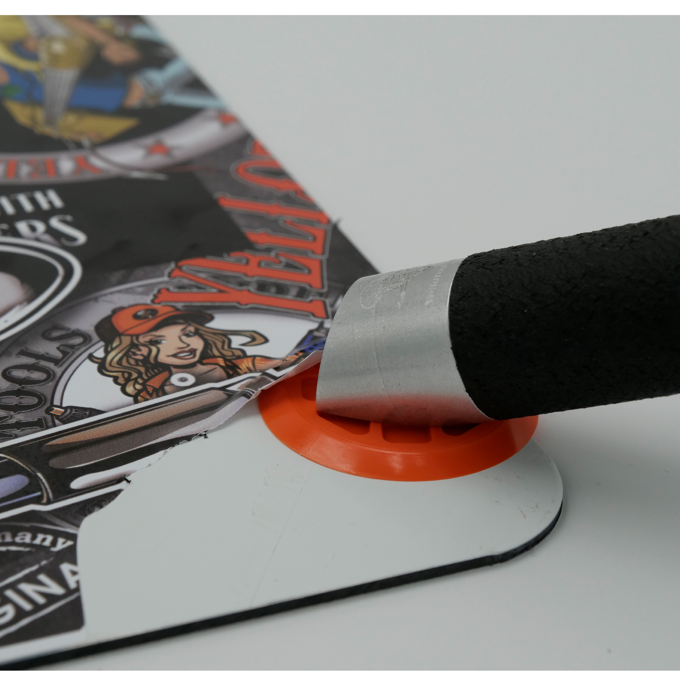 YelloBlade Handle 360 hebt eine Folienecke an und ermöglicht das einfache, kratzerfreie Entfernen von Folien und Aufklebern auf glatten Oberflächen.