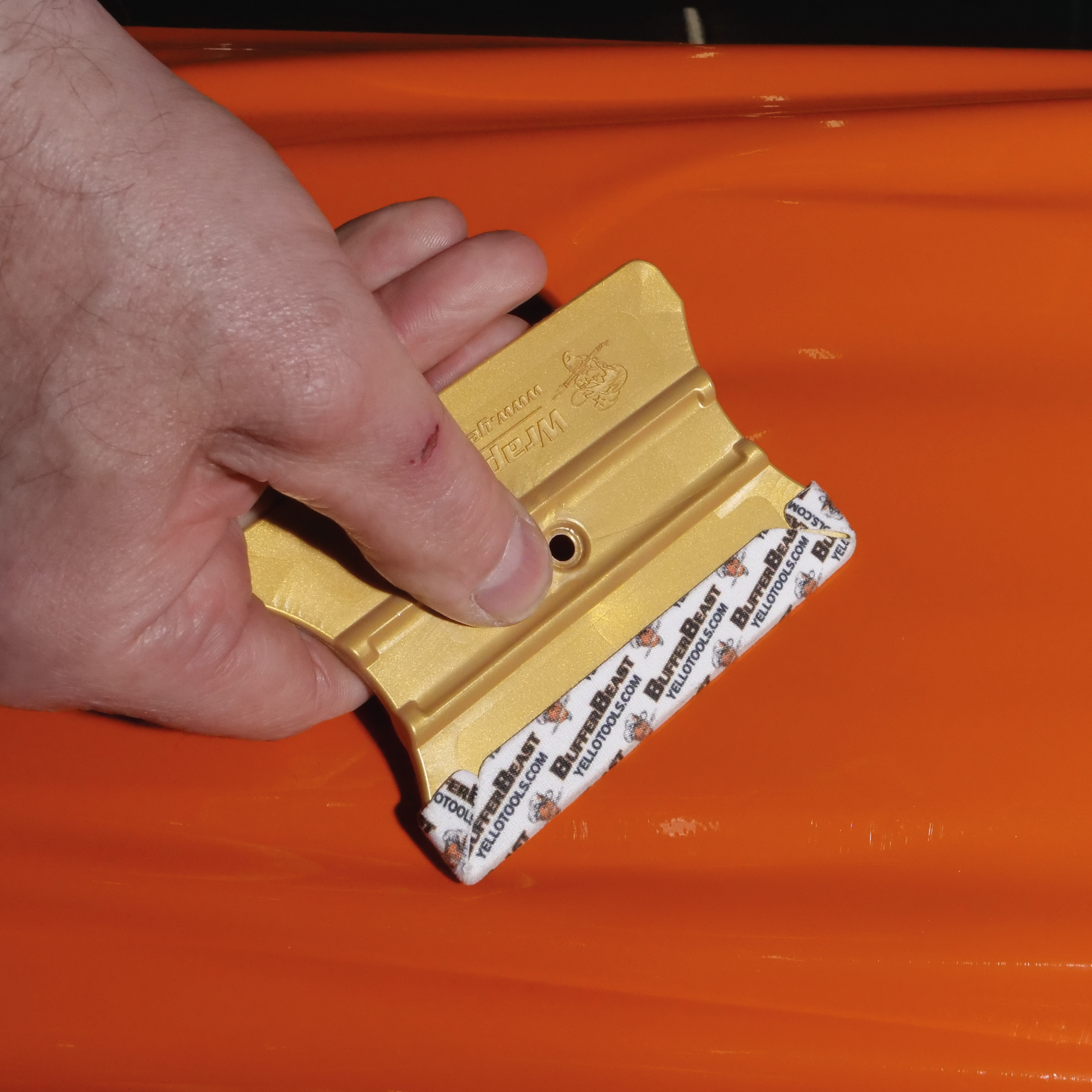 BufferBeast Master Rakelpolster im Einsatz beim Car Wrapping mit Rakel für präzise Folienverklebung